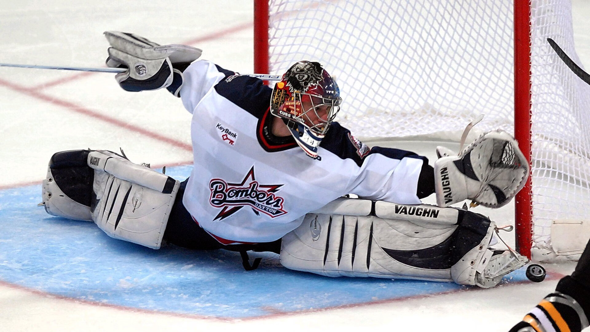 爱游戏赛事中心-悬挂式攀爬挑战：高空中突破自我，爬升架与悬挑架优缺点