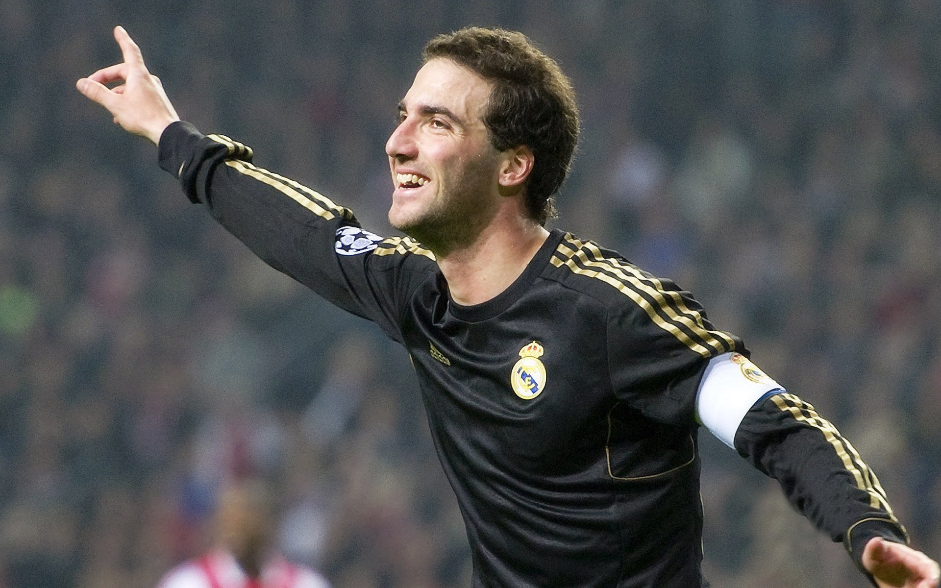 球迷“热血”撑场：足球狂欢让整个欧洲沸腾，球迷们的疯狂表现令人不得不承认足球的魅力